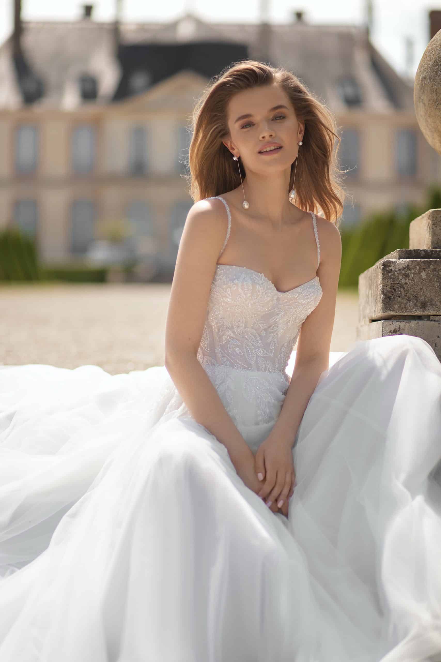 Bild von vorne: weißes Brautkleid mit Tüllrock und Spitzenoberteil mit dünnen Trägern