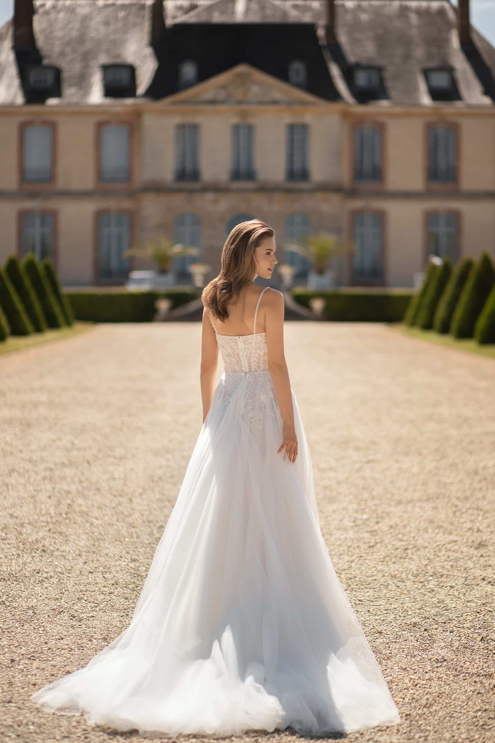Bild von hinten: weißes Brautkleid mit Tüllrock und Spitzenoberteil mit dünnen Trägern