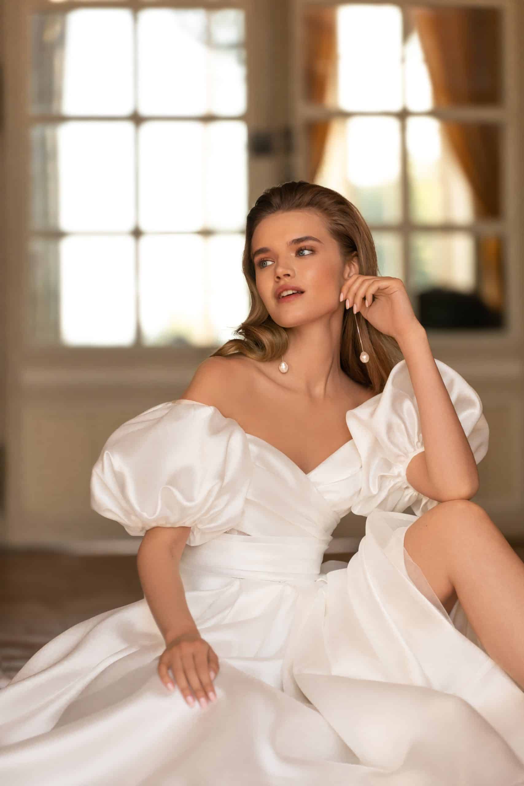 Bild von vorne: schlichtes / elegantes Brautkleid mit Puffärmeln