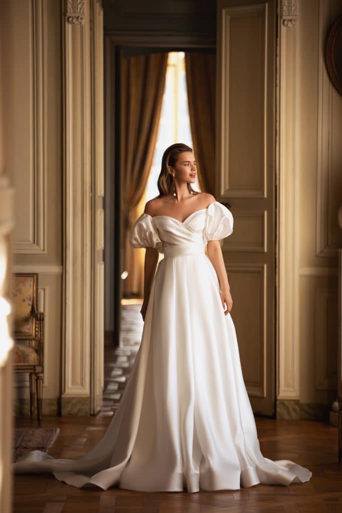 Bild von vorne: schlichtes / elegantes Brautkleid mit Puffärmeln