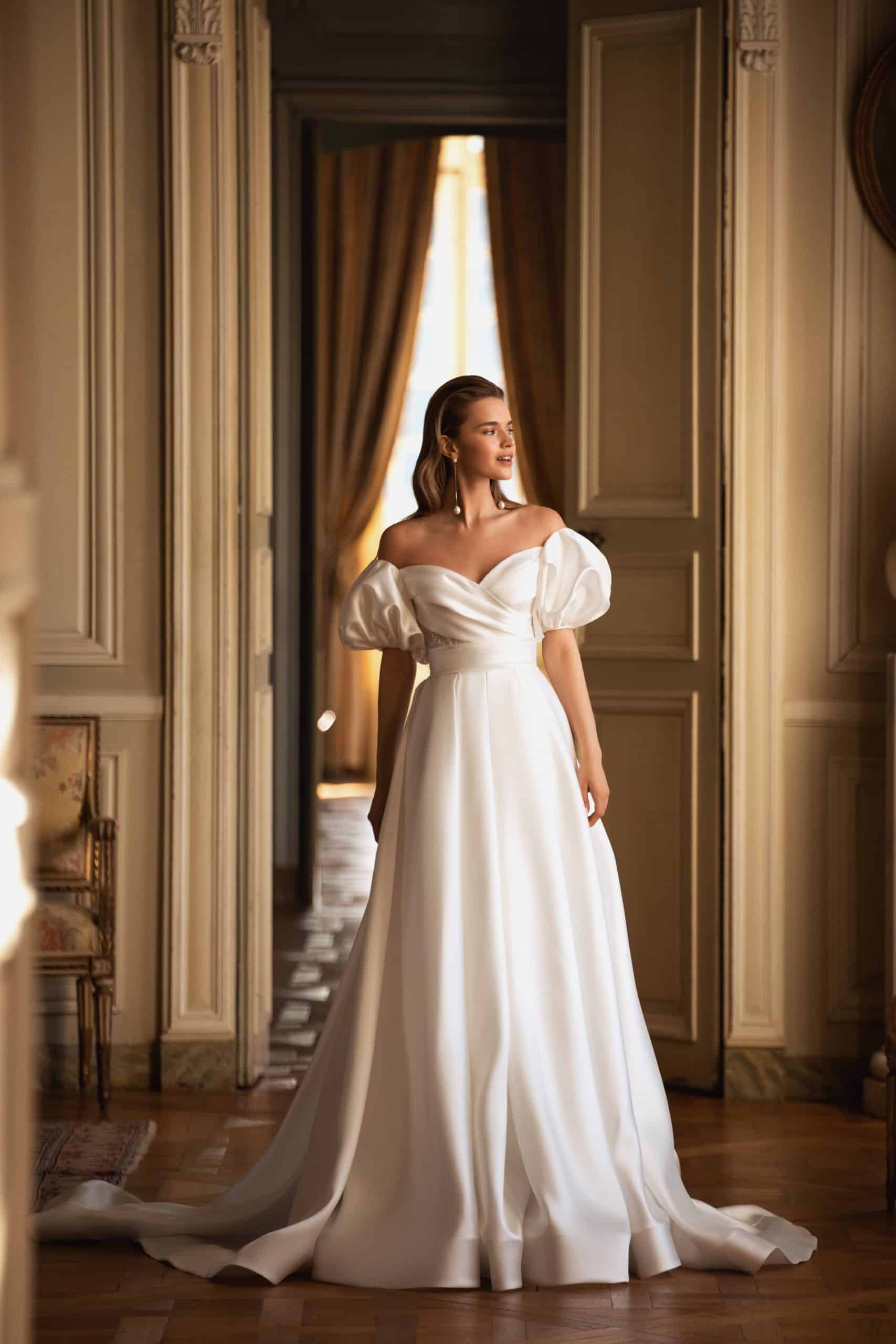 Bild von vorne: schlichtes / elegantes Brautkleid mit Puffärmeln