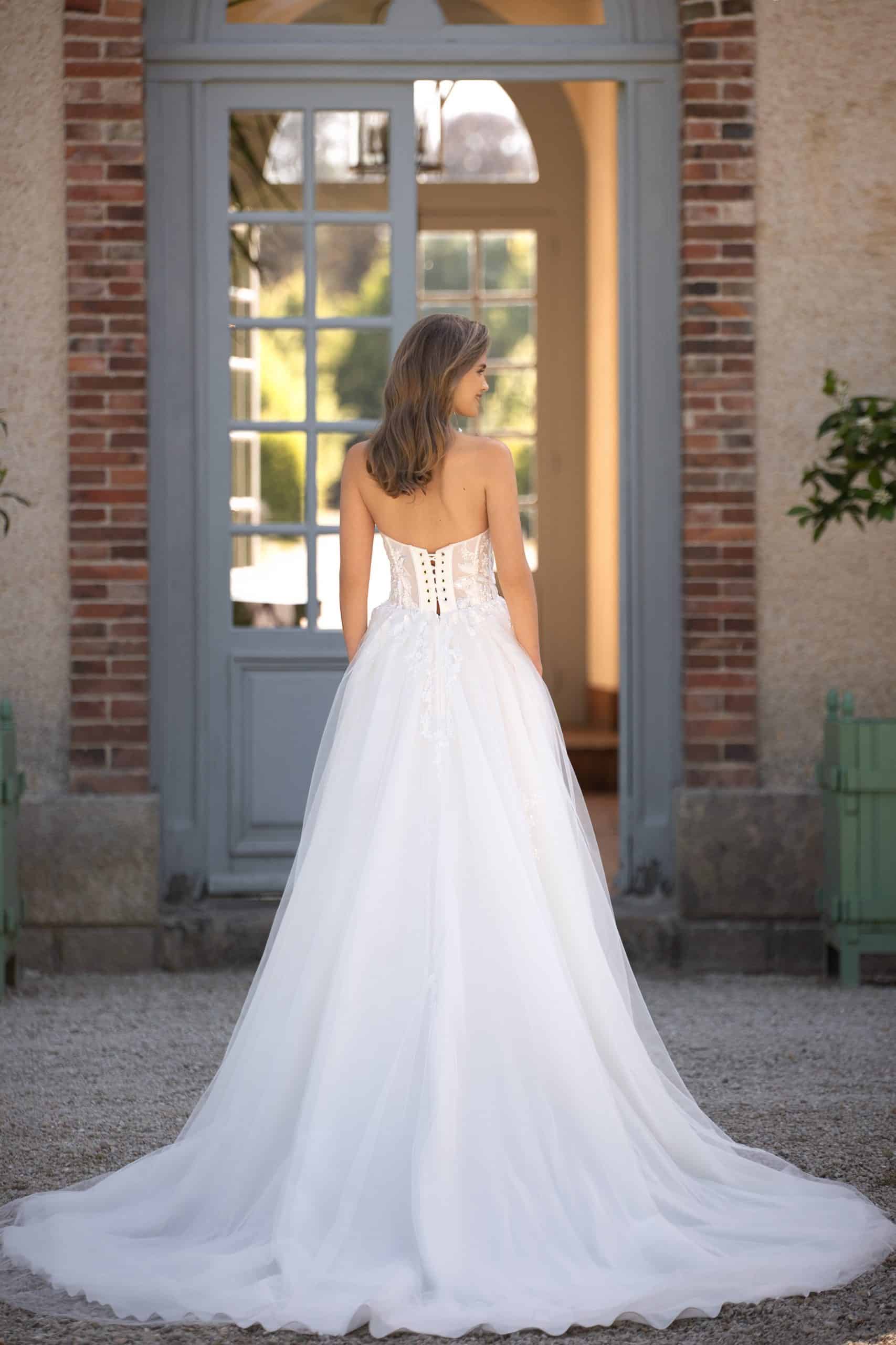 Bild von hinten: weißes Brautkleid mit Glitzer- Spitzenkorsett und Tüllrock