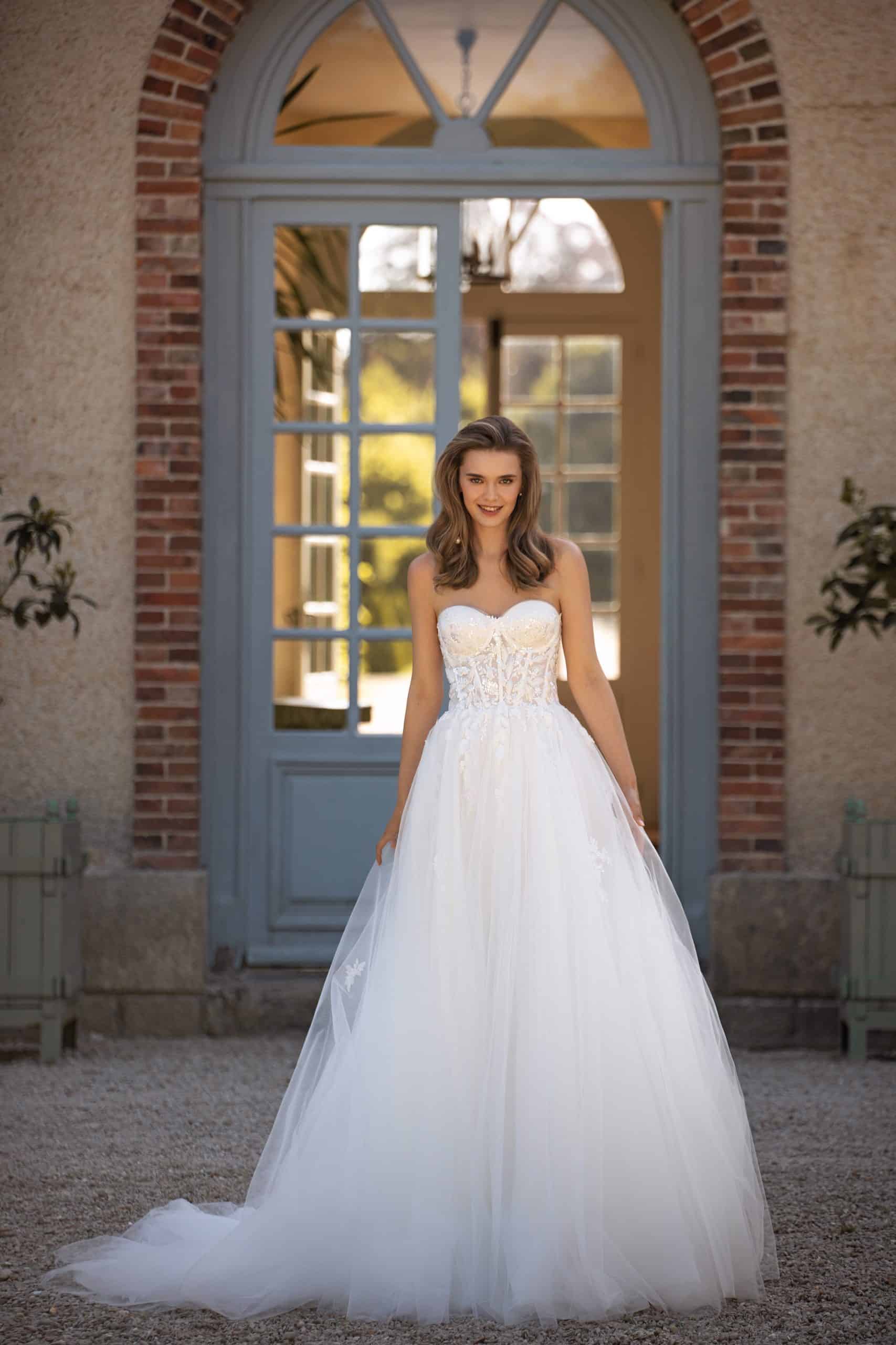 Bild von vorne: weißes Brautkleid mit Spitzenkorsett und Tüllrock