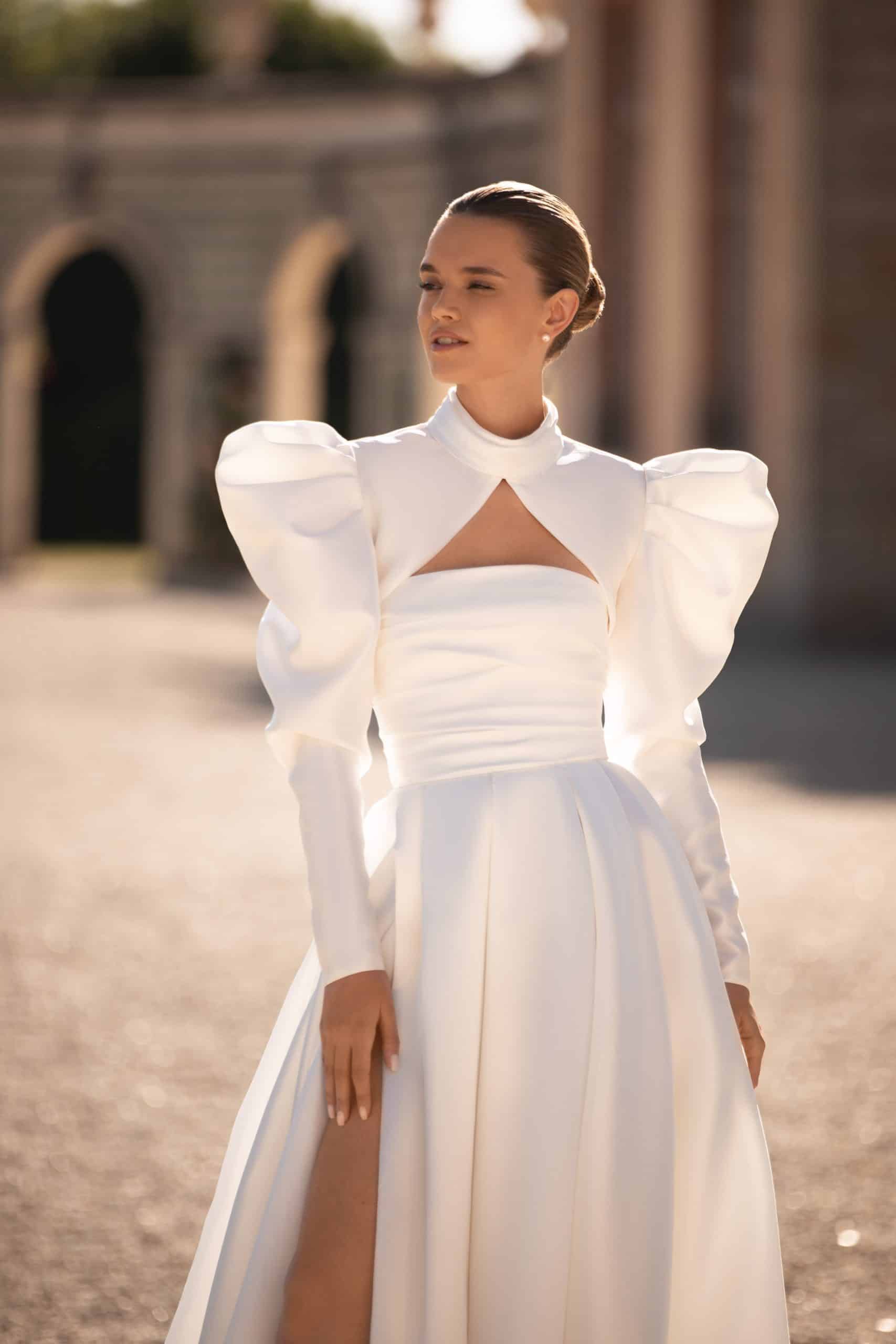 Bild von vorne: schlichtes und elegantes weißes Brautkleid mit Beinschlitz und trägerlos mit abnehmbarem Puffärmel-Oberteil